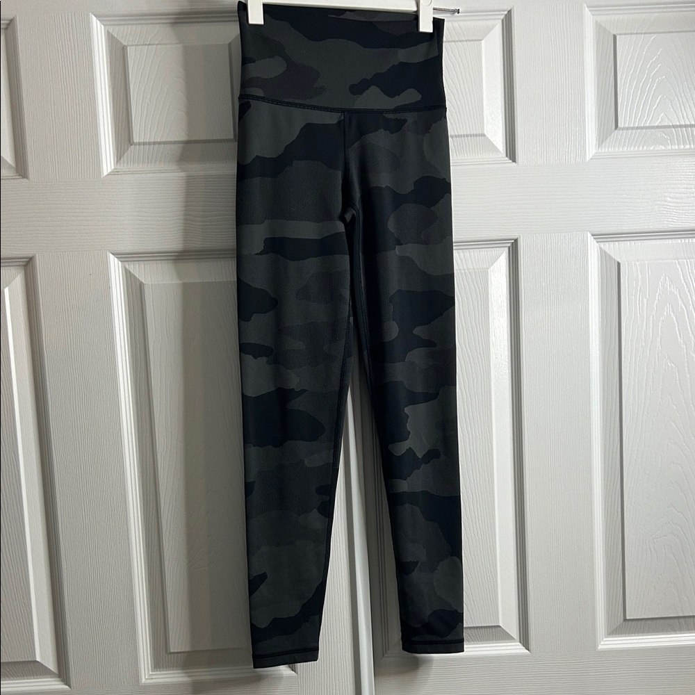 Aerie Black Camouflage Leggings‎ Gray Small